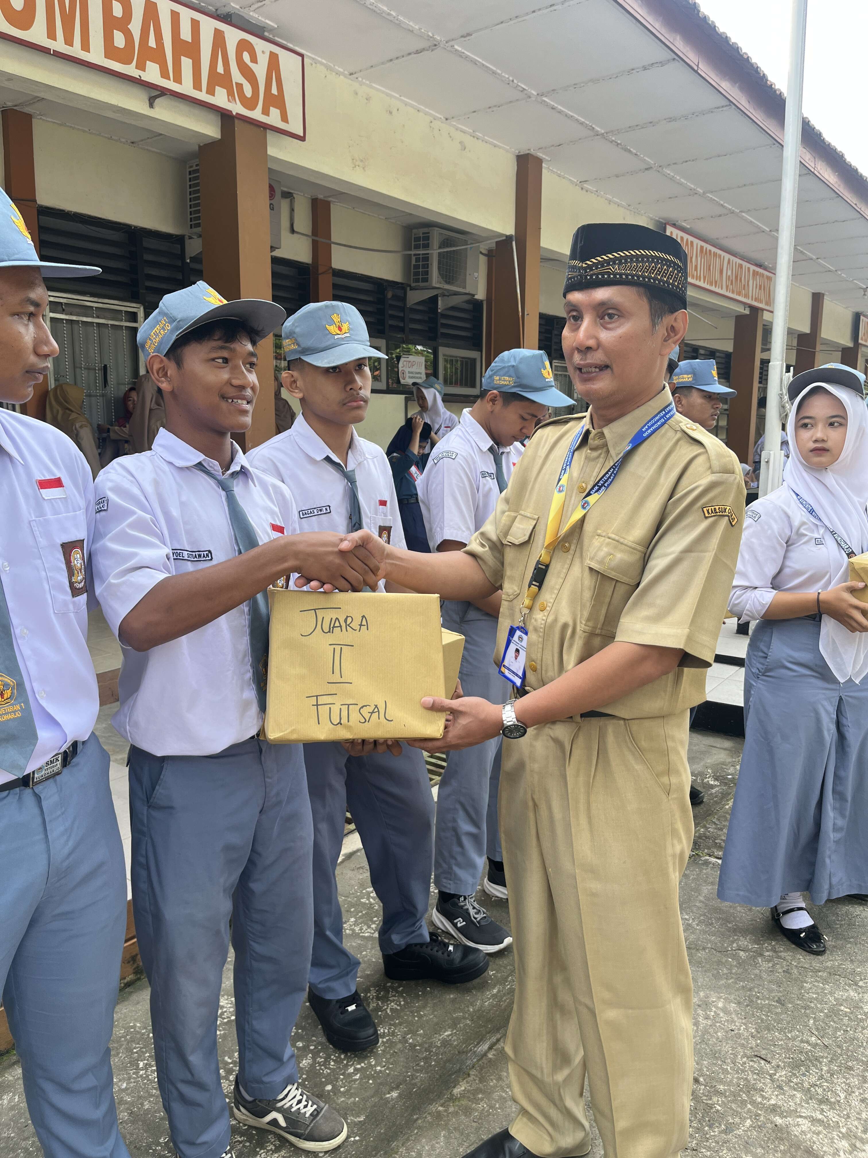 Pemberian hadiah lomba jeda waktu semester
